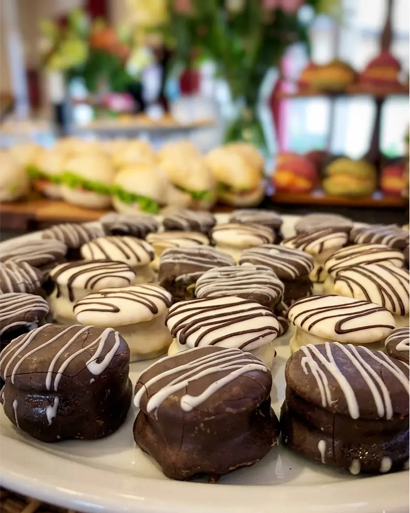 Bocado dulce de alfajor artesanal de avena con manjar, banquetería en Santiago.