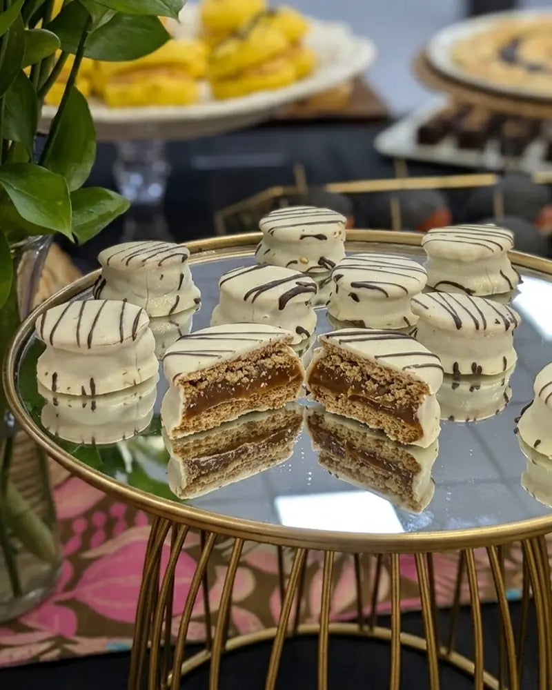 Mini alfajores de avena rellenos con manjar blanco para mesa dulce en Santiago.
