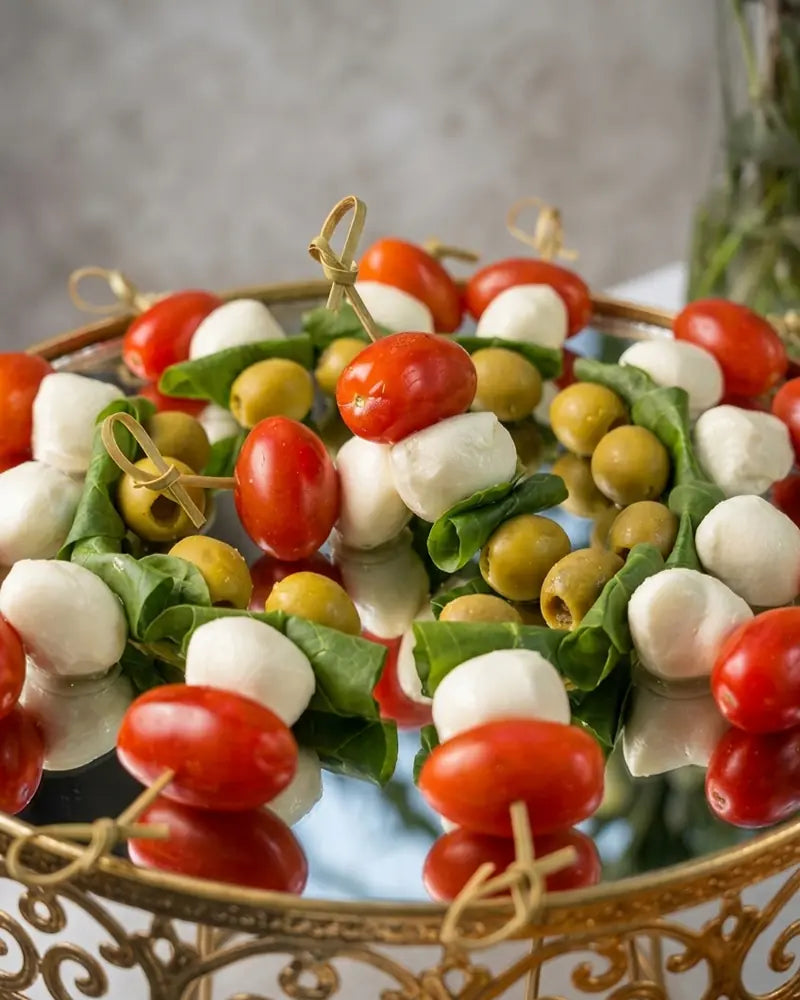 Brochetas caprese para eventos, matrimonios y celebraciones gourmet en Santiago.