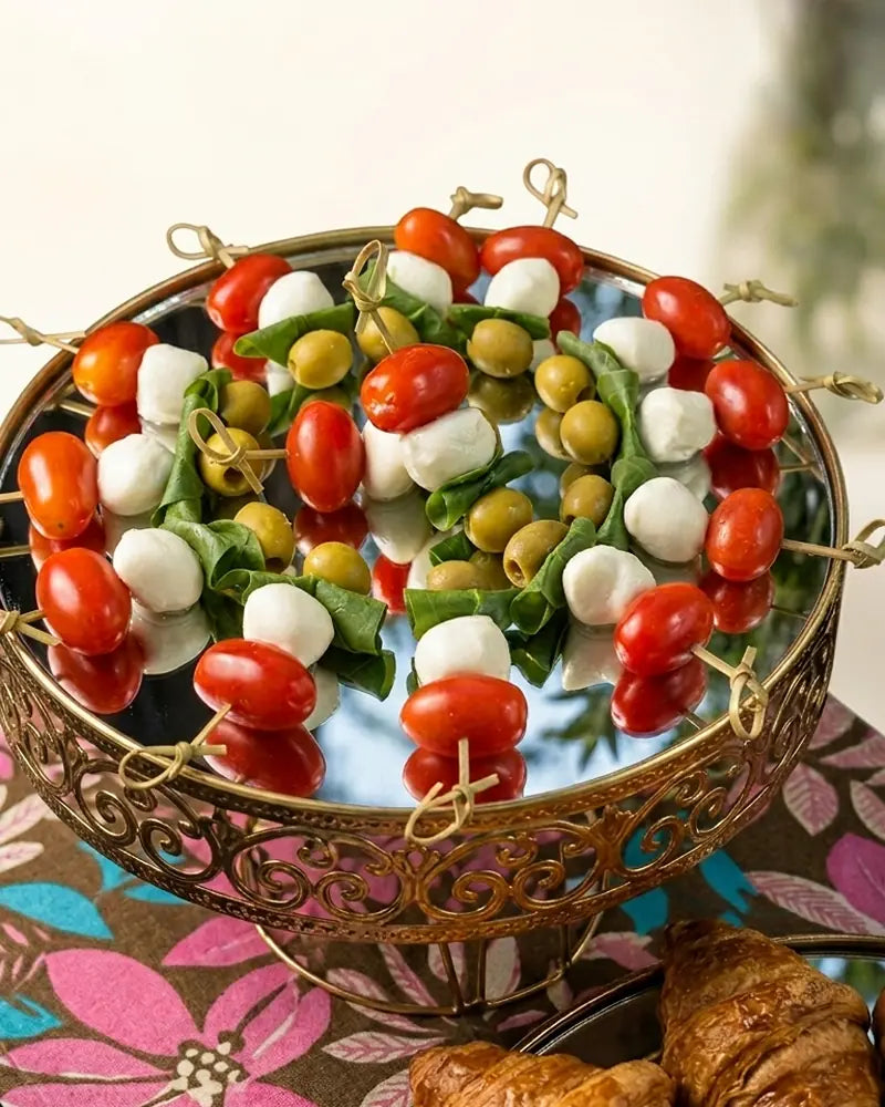 Brocheta caprese premium con mozzarella bocconcini y pesto para cóctel en Santiago.