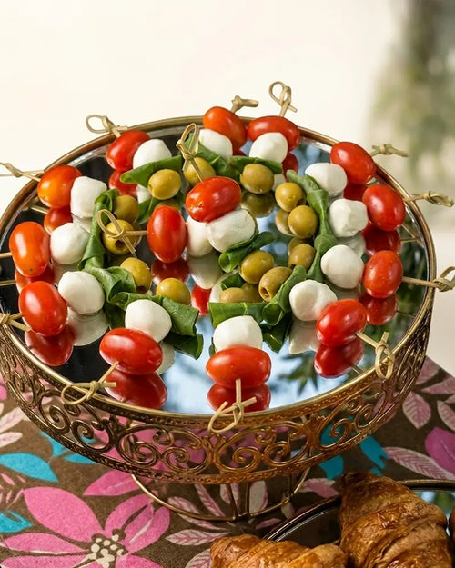 Brocheta caprese premium con mozzarella bocconcini y pesto para cóctel en Santiago.