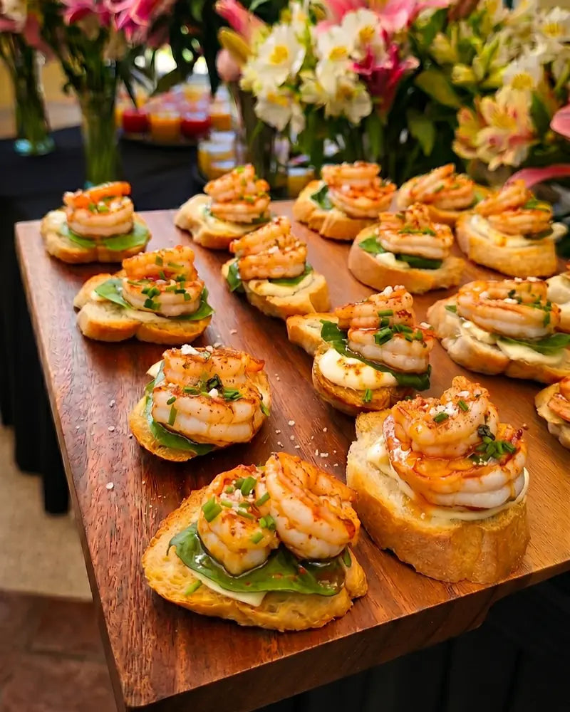 Canapé gourmet de camarón con salsa especial, catering a domicilio en Santiago.