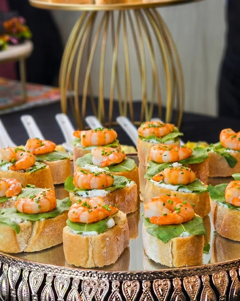 Bruschettas de camarones para cóctel y banquetería fina a domicilio en Santiago.
