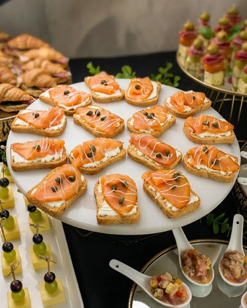 Bruschetta de salmón ahumado con queso crema y eneldo para cócteles en Santiago.