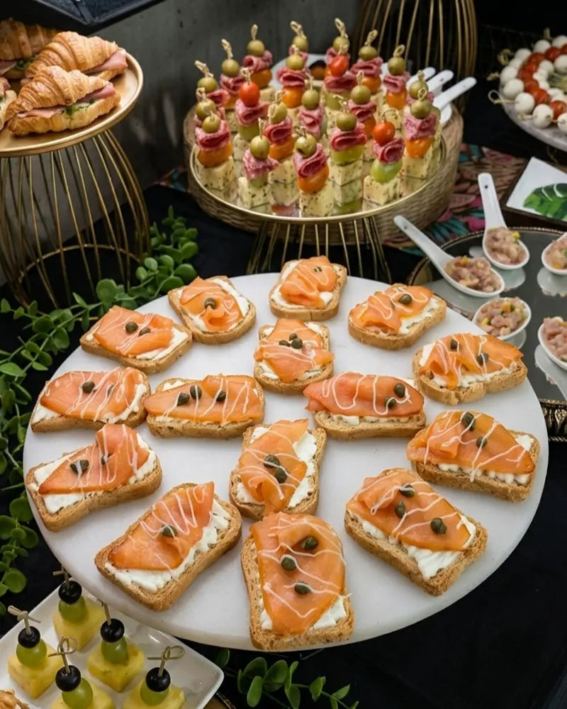 Bocado elegante de salmón ahumado con queso crema, banquetería fina en Santiago.