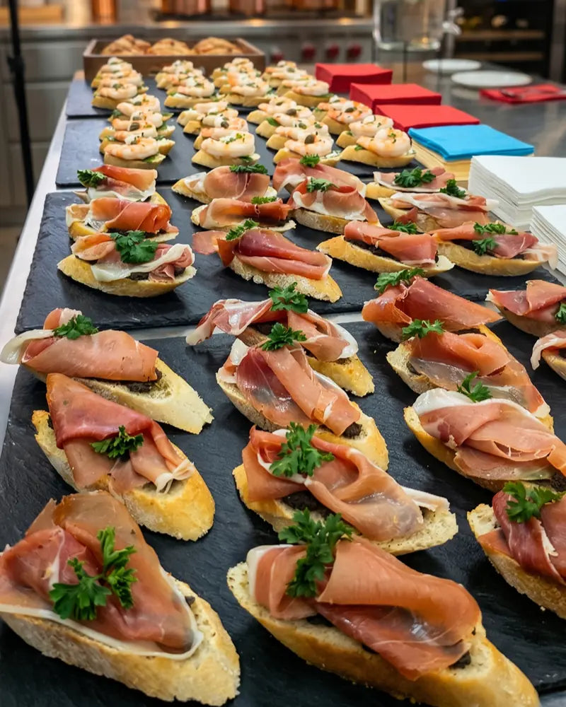 Canapé premium de jamón serrano y rúcula para cóctel y banquetería en Santiago.