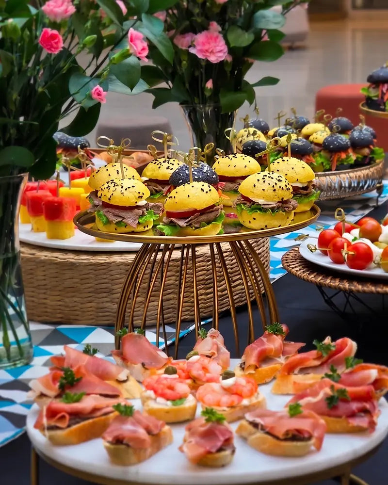 Mini churrasquitos de vacuno para banquetería, catering y eventos tradicionales chilenos.