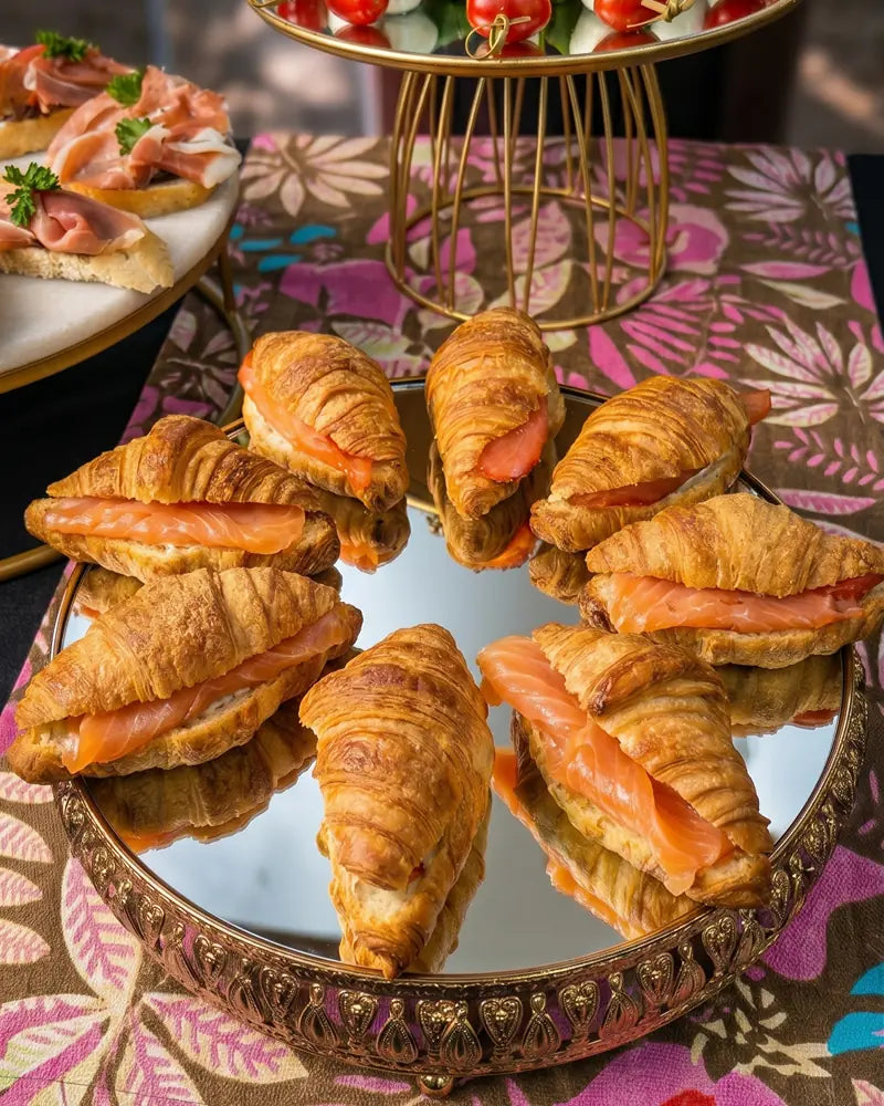Sándwich de cóctel con salmón ahumado y alcaparras, catering de lujo a domicilio en Santiago.