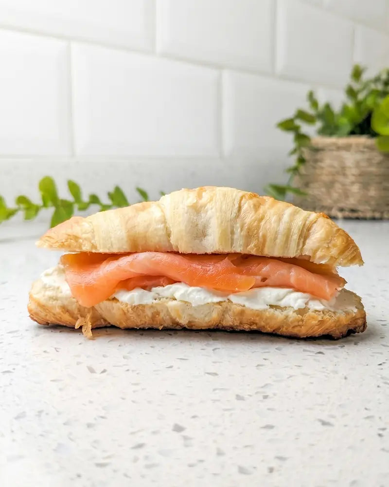 Tapadito de salmón ahumado y queso crema, aperitivo gourmet para matrimonios en Santiago.