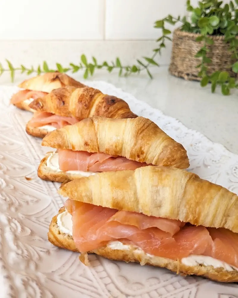 Bocado de salmón ahumado con queso crema y finas hierbas, banquetería fina en Santiago.