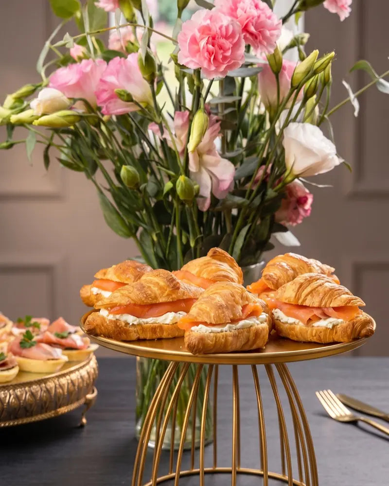 Tapaditos premium de salmón ahumado en pan artesanal para cócteles y eventos corporativos.