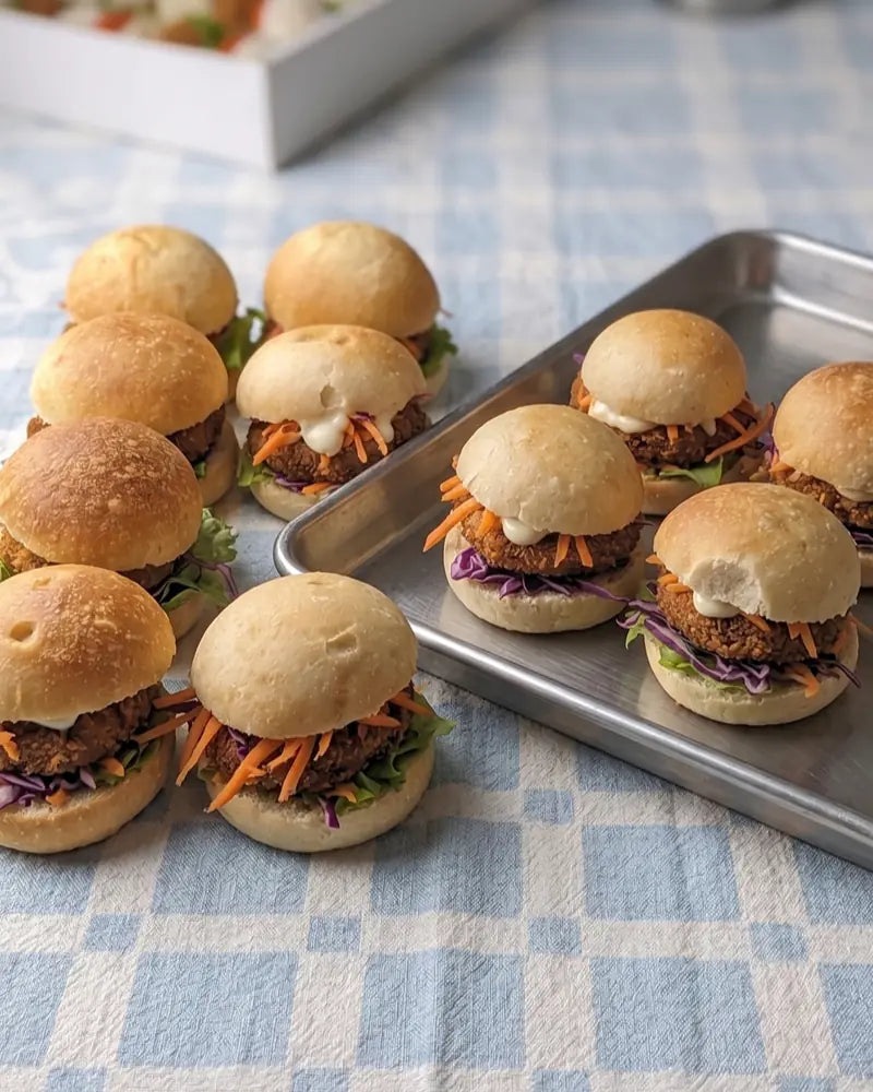 Hamburguesitas veganas de cóctel en pan artesanal para catering vegetariano a domicilio.