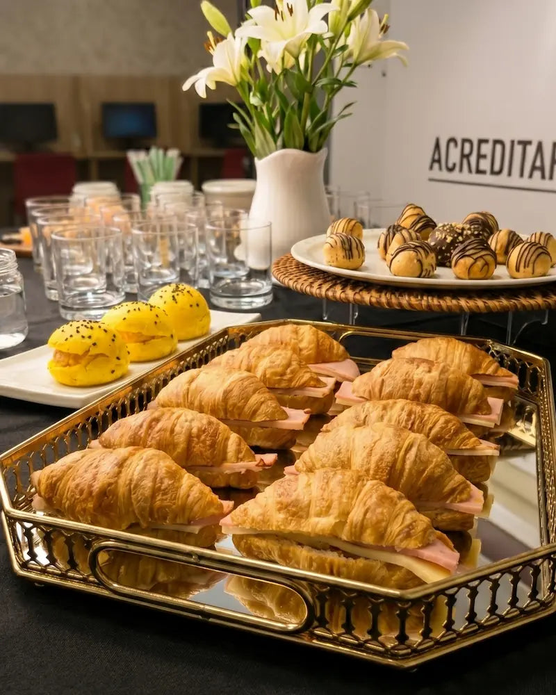 Sándwich de cóctel de jamón y queso mantecoso para coffee breaks y eventos en Santiago.
