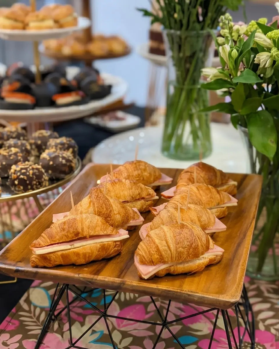 Tapaditos de jamón y queso mantecoso, picoteo clásico para eventos a domicilio.