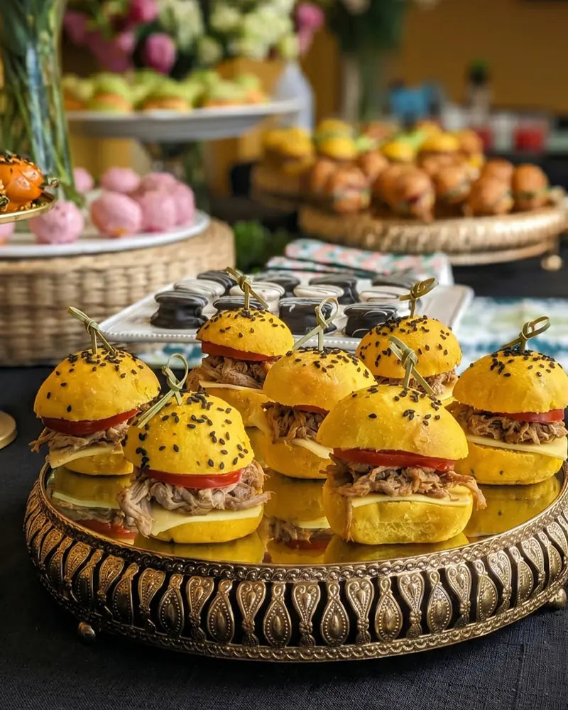Sándwich de mechada de cóctel en pan de color, banquetería y catering a domicilio.