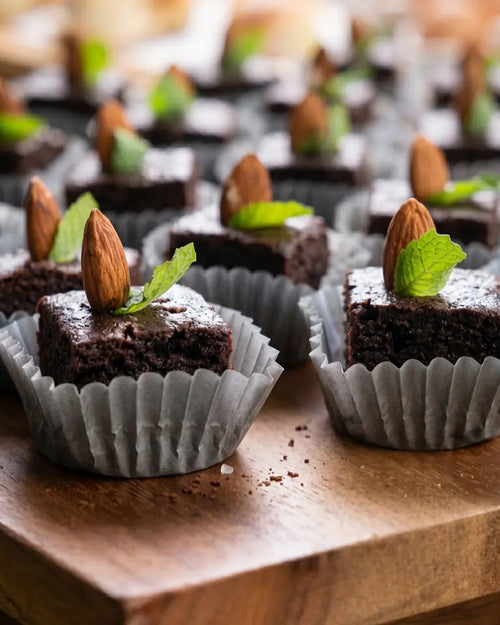 Bocado dulce de brownie de chocolate con nuez, catering a domicilio en Santiago.