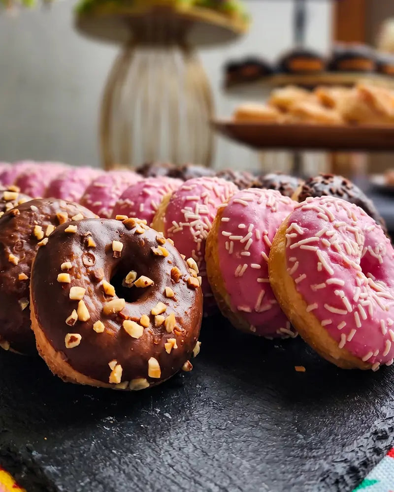 Donitas decoradas de cóctel para mesa dulce y celebraciones infantiles en Santiago.