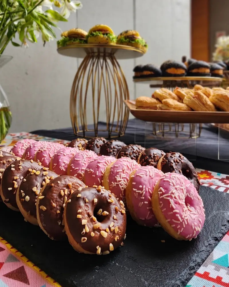 Bocado dulce de mini donas para coffee breaks y eventos creativos en Santiago.