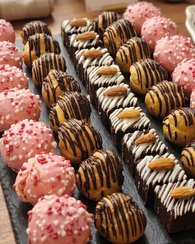 Surtido de mini pastelería fina con mini pie de limón para eventos en Santiago.