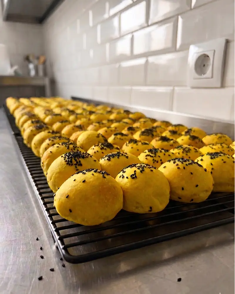 Tapaditos veganos en pan de colores naturales para eventos corporativos en Santiago.