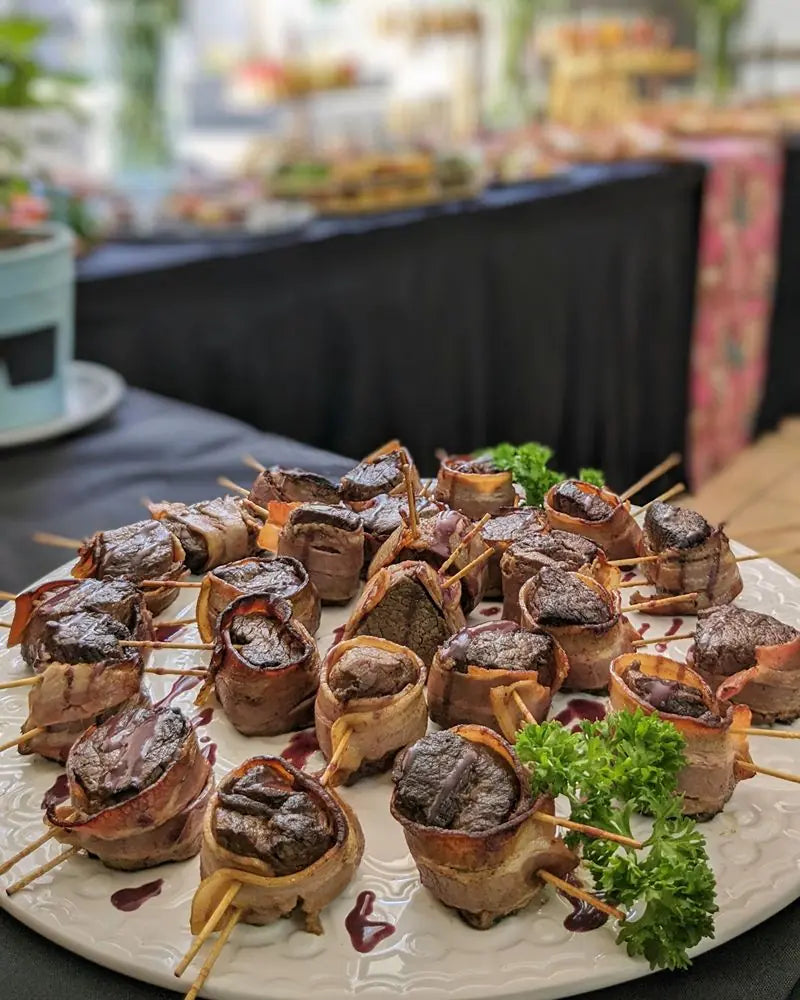 Bocado gourmet de filete de vacuno al vino tinto para cóctel premium en Santiago.