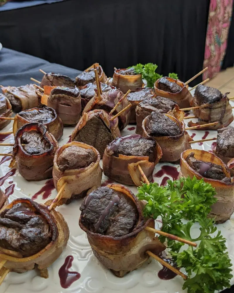 Brocheta caliente de filete y tocino crujiente, catering a domicilio en Santiago.