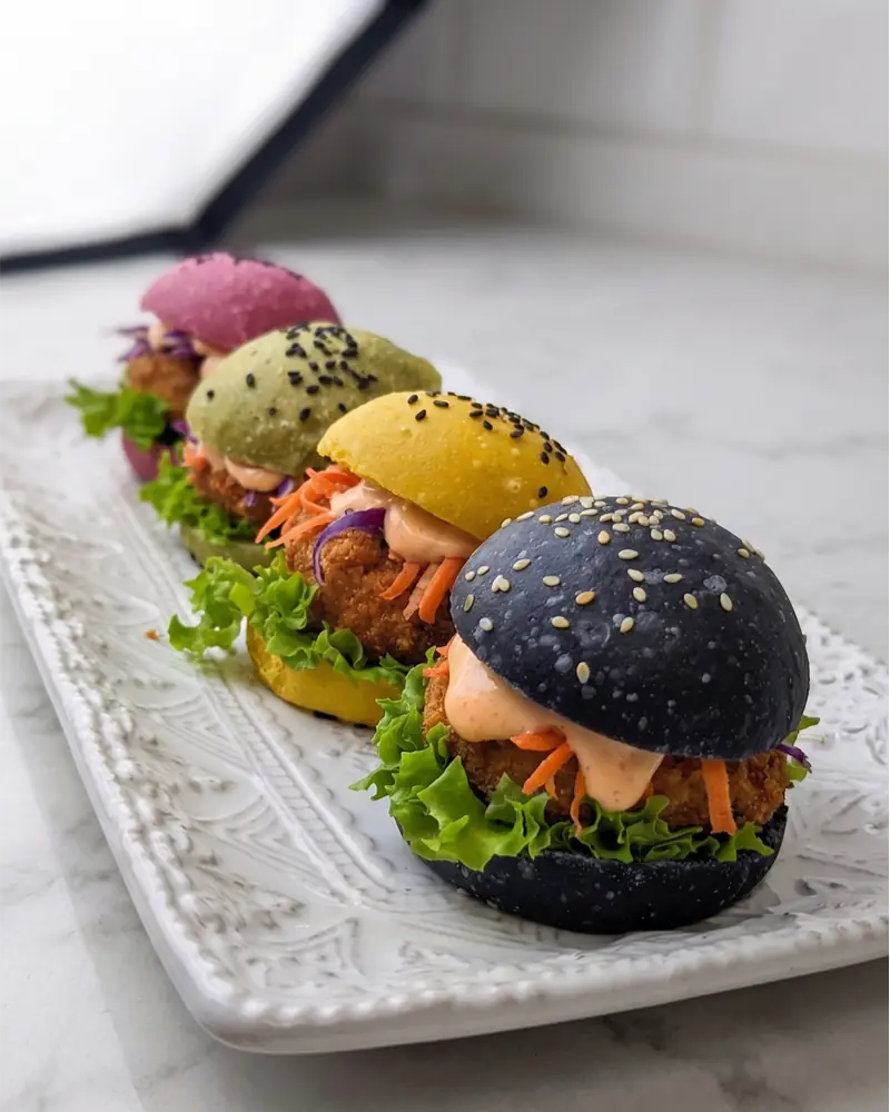 Sándwich de pollo deshilachado con ensalada coleslaw para picoteo y eventos en Santiago.