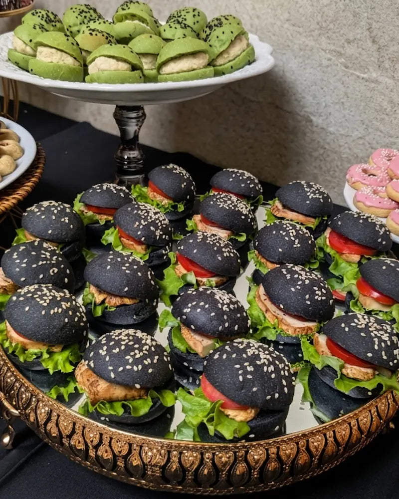Tapadito vegano de champiñón salteado en pan de color para eventos en Santiago.