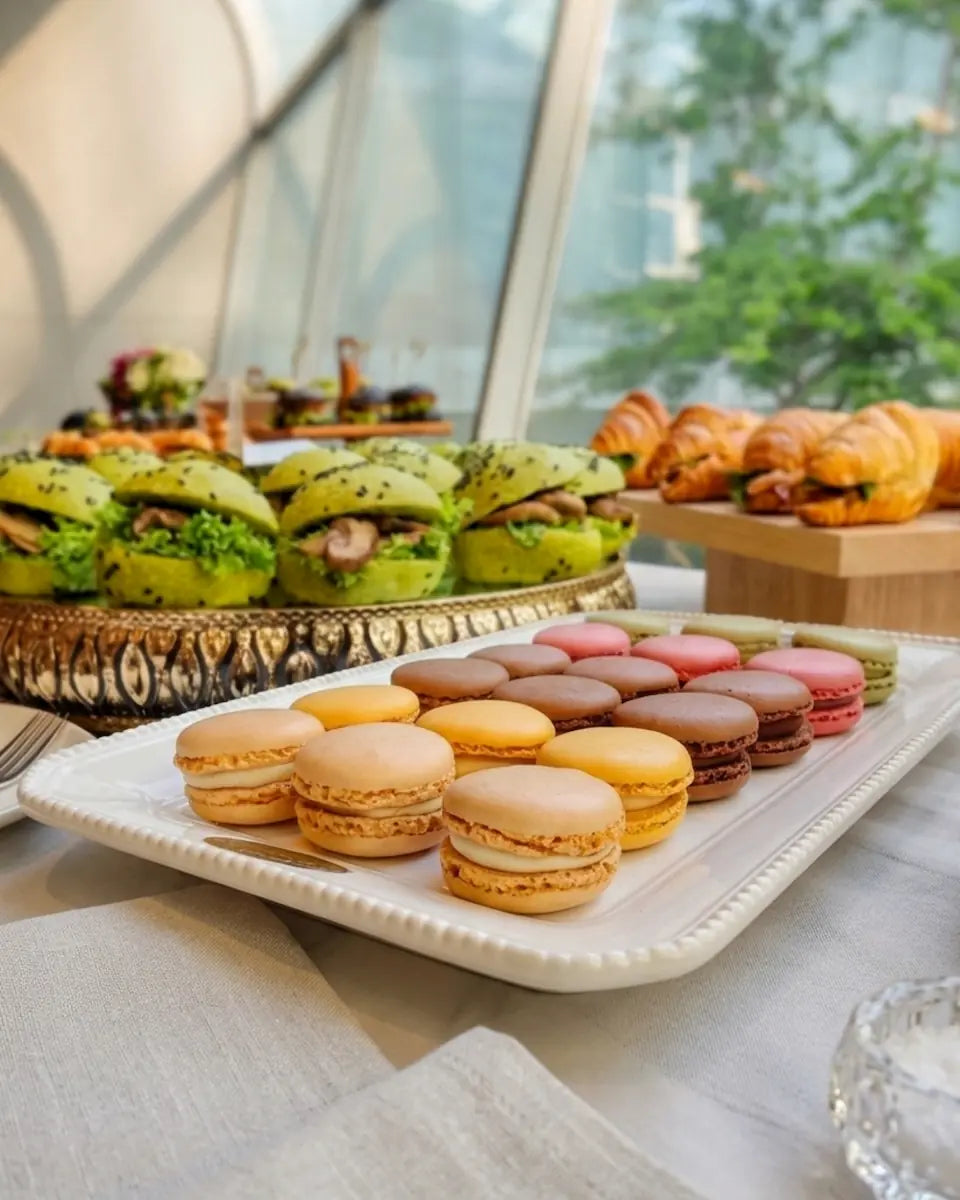 Delicados macarons de frambuesa, chocolate y pistacho para banquetería dulce a domicilio.