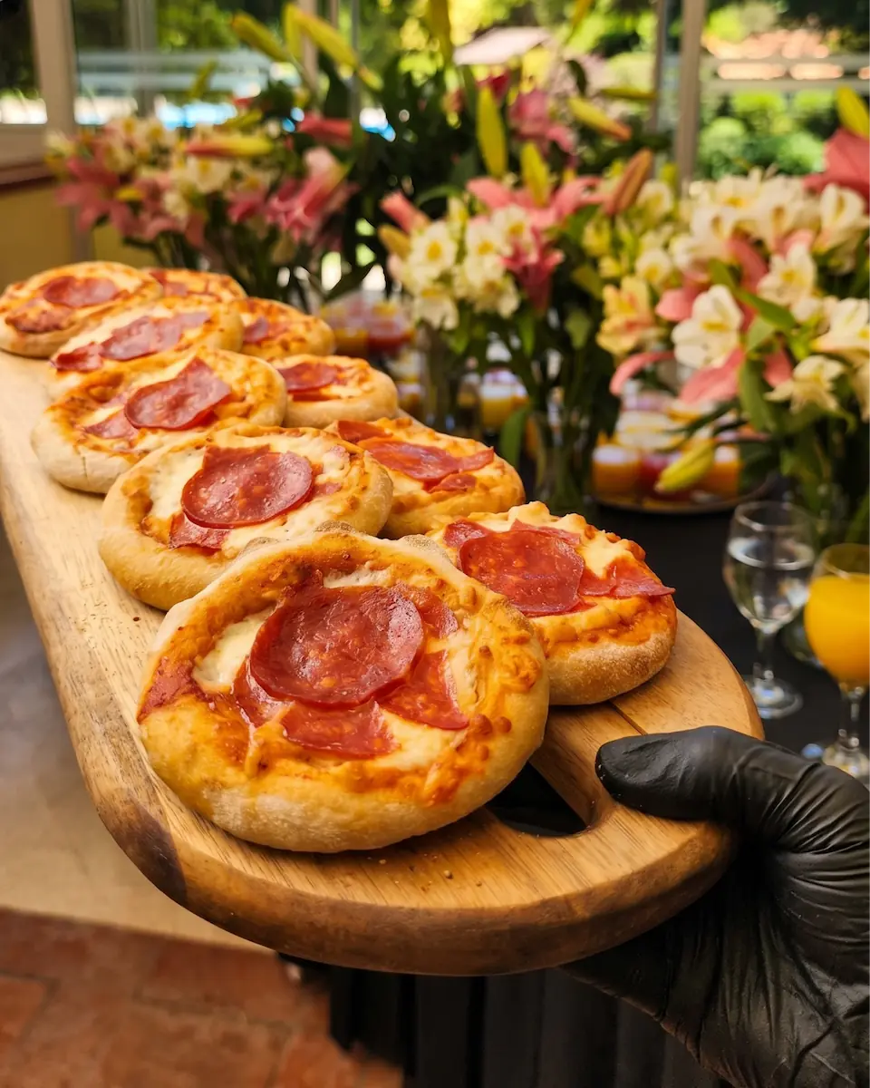 Pizzeta de cóctel con queso mozzarella y orégano, ideal para banquetes y fiestas de cumpleaños.